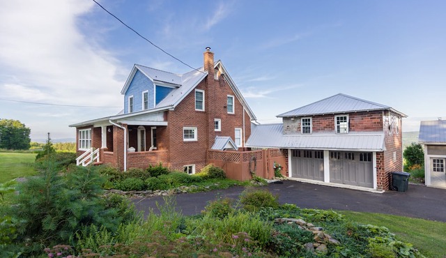 4 bedroom, 1.5 bath, mountain views!