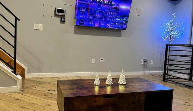 Luxury 3BR/3BA with city views. 2-3 miles from all major attractions in the city