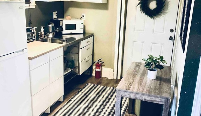 Cute, West Seattle, Tiny Guest House Getaway~