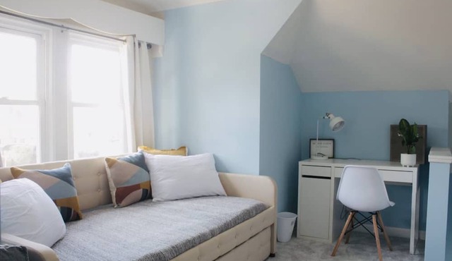 Private apartment in desirable Norwood/Edison Park Chicago. Near Ohare Airport.