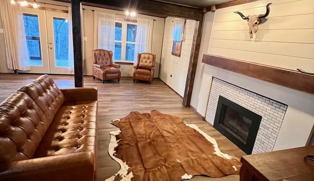 Cozy 2-bedroom cabin on beautiful Burr Oak Lake