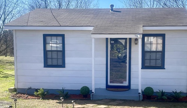 A Cozy Cottage in Durant, Oklahoma. Comfortable, clean & conveniently located!