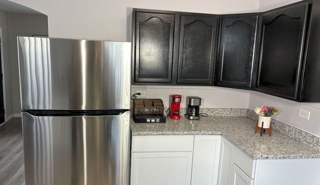 Cheerful & Warm Remodeled Two Bedroom Cottage at Wilson Park.