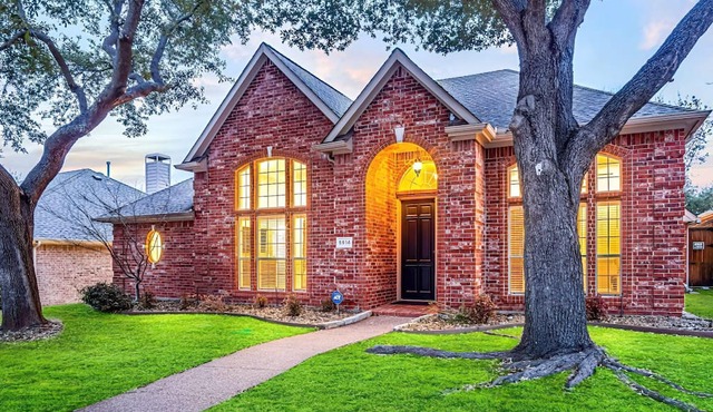 Cozy 4-Bdrm Retreat w/ BBQ and Firepit - Ideal for Lrg Grps and Outdoor Living