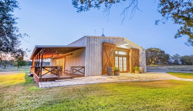 Charming farmhouse with 4 bedrooms and breathtaking views on a quiet ranch.