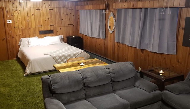 Cozy Quiet Den Close to Activities, Close to Town/Food/Fun