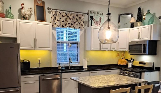 Aunt Stella's House in the heart of Hamilton just 10 miles from Callaway Gardens