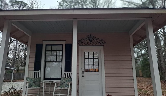 Aunt Stella's Cottage in downtown Hamilton just 10 miles from Callaway Gardens
