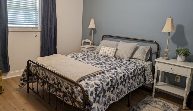 Fully furnished cozy 3-bed 2 ba house 1 mile from downtown charming Kannapolis.