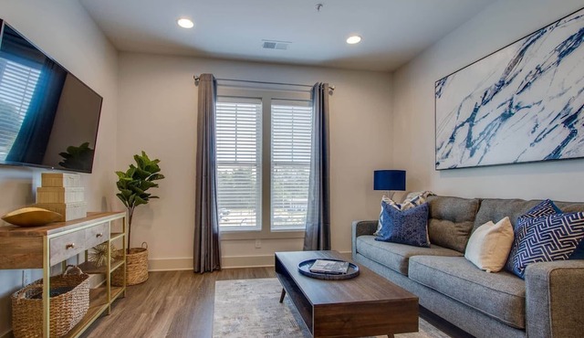 New* East Nash - King Bed, Short Drive to Dwntwn!