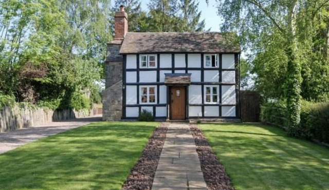 Log Burner and Beamed Ceilings-King size Bed