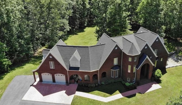 This house is a 4 bedroom(s), 4.5 bathrooms, located in Blacksburg, VA.