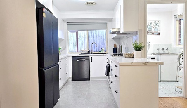 Cosy 3BR House with Garden, 7 mins drive to Macquarie Centre, 5 stars on AirB&B