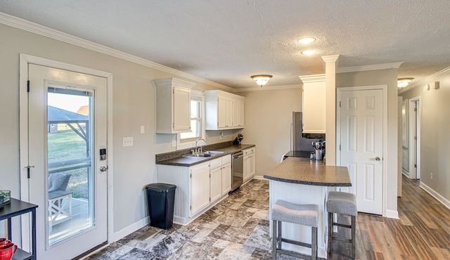 Charming Winchester Escape, 7 Mi to Downtown!