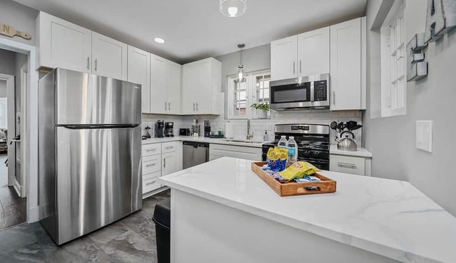 Blair's Amazing House Sleeps 10 - 5 Beds - 2 Bath