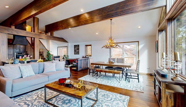 Treetop hideaway in Incline/Crystal Bay with game room & lake-view loft & decks
