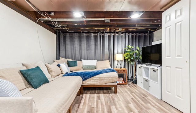 Explore City & Nature: Close to Lake, Zoo & Parks!