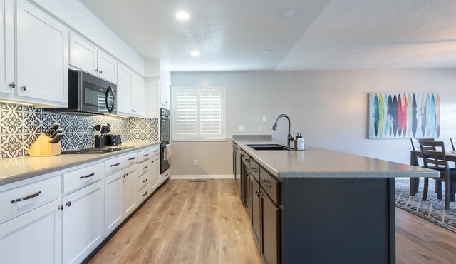 Your ABQ Paradise: Spacious, Views, Pool & Hot Tub