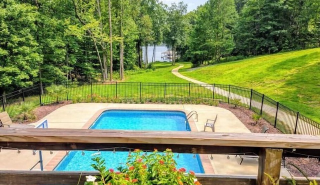 Lakefront with Pool-Ideal getaway for family, friends or co-workers