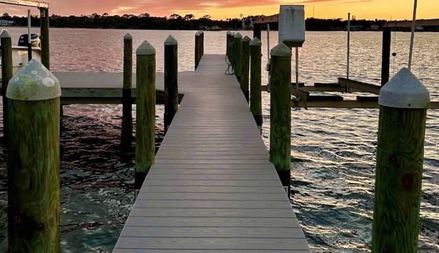 4/3 Waterfront on Private Island. Watch dolphins & breathtaking sunsets!