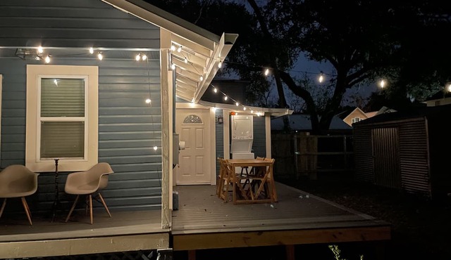 Cozy Vintage Cottage in Historic Neighborhood, Walk Downtown