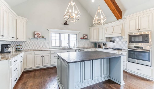 Luxury 3-BR Retreat: Outdoor Paradise & Hot Tub