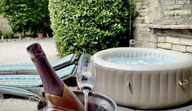 Maison Dix has two elegant, charming guests rooms in Tusson.