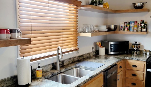 Beautiful 2BR Oasis on Maine St.
