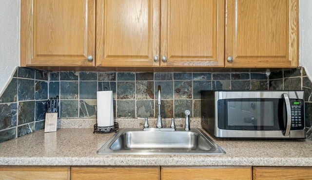 Spacious 2BR Midtown Duplex!