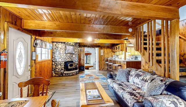Wilderness retreat with woodstove, game room, jetted tub, & mountain views