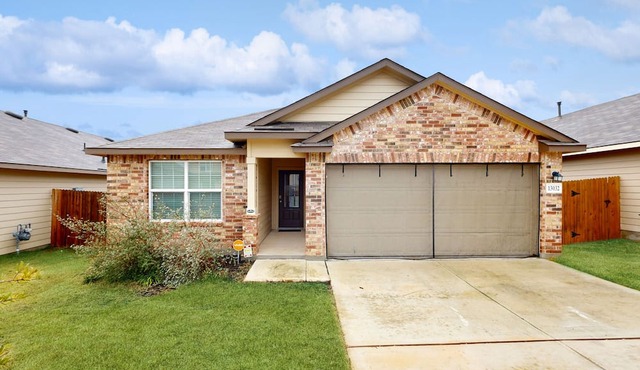 Dog-friendly single-level retreat with pool access, large yard, washer/dryer, AC