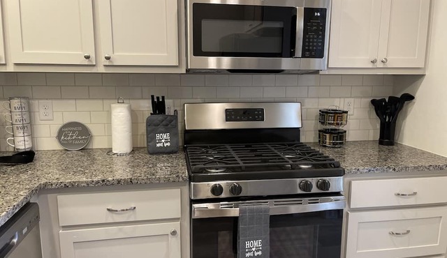 New Cozy 3 Bdrm House w/game area - 8 mins to Bricktown and Midtown