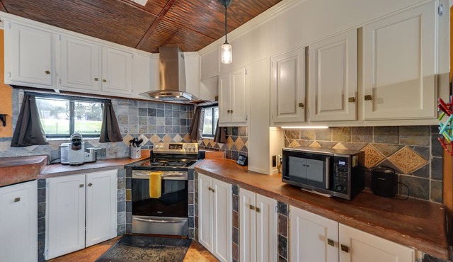 Pet-Friendly Spring Branch Villa Near Canyon Lake!
