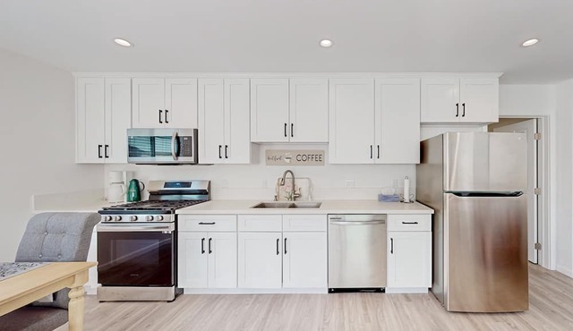 Stylish, sunny retreat with patio & W/D - near golf & theme parks - dog-friendly