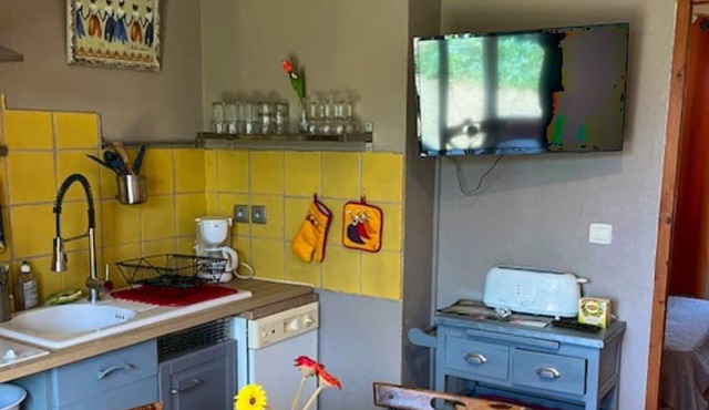 Homerez - Appartement for 4 ppl. with shared pool and terrace at Bellegarde