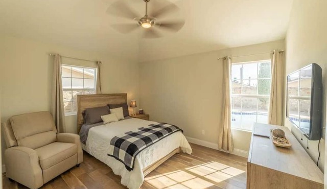 Northeast Spacious Home. Warmth, Cheer & Joy Await