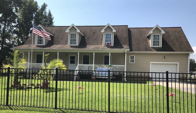 Flamingo Hosptiality Rm 3 with Hot Tub