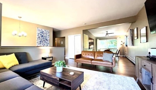 Cozy 3bdr 1 mile to Downtown w/ Parking