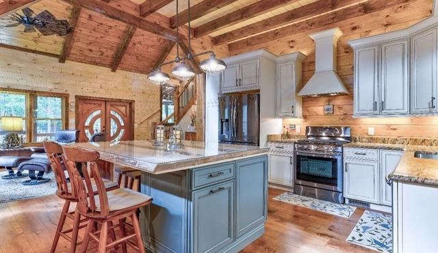 Family Retreat, 4 Bd, 3.5 ba, WIFI, Hot Tub, pool table, fooseball, fire pit!