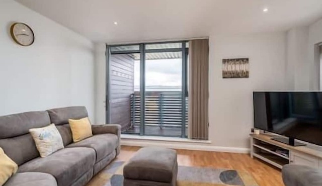 Spacious 2 Bed Flat | Free Parking, 15 min to Warner Bros, Nearby Supermarket,