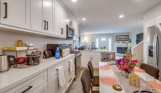 Spacious 3-Bedroom Home w/Free Parking, King Bed & Crib: 5 mins to Bay & Beach