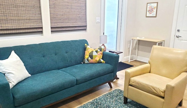 Detached modern guest suite in food-lover's paradise