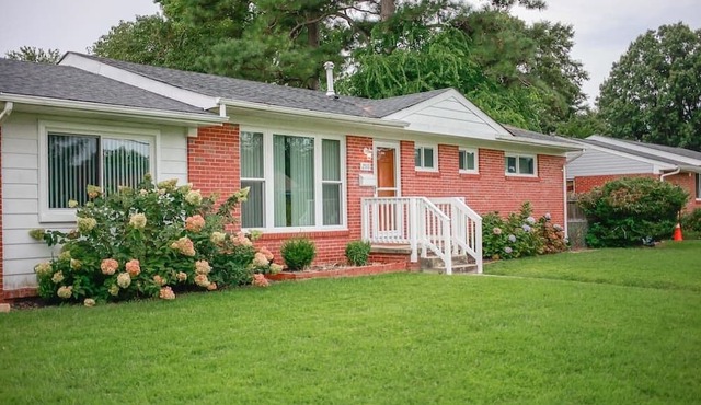 60’s Beach Retreat |Mins to Beach |BBQ &Firepit