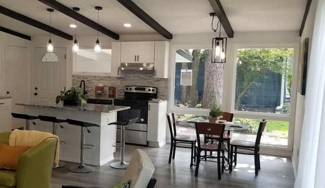 Modern single story bungalow. Central to major attractions-Stadiums, Golf, Zoo