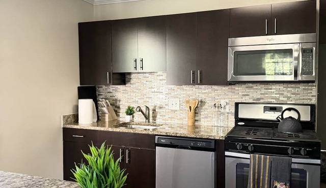 Quiet Oasis: Central & Welcoming. Free parking