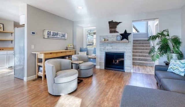 Lake House Retreat on Maple Lake