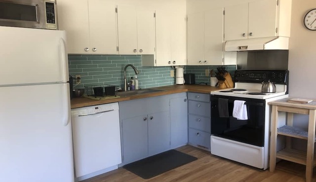 West Seattle 2 bdrm close to the beach & dining!