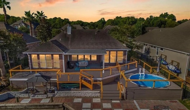 Getaway on Lake Conroe Canal perfect for water sports and fishing