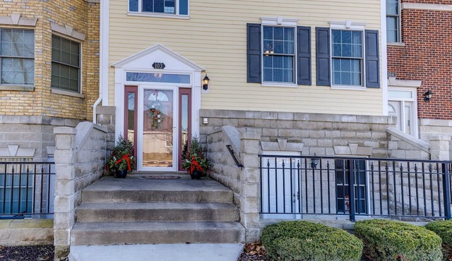 3 Story Townhome 30 min to Milwaukee, 45 min to O'hare, 25 min to Lake Geneva