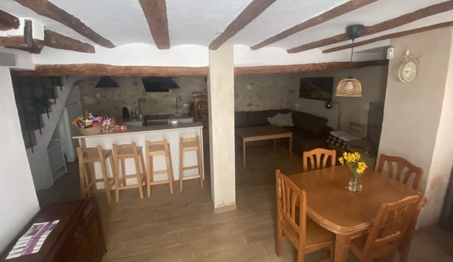 Acogedora casa, en pueblo con encanto. Mascotas bienvenidas!!